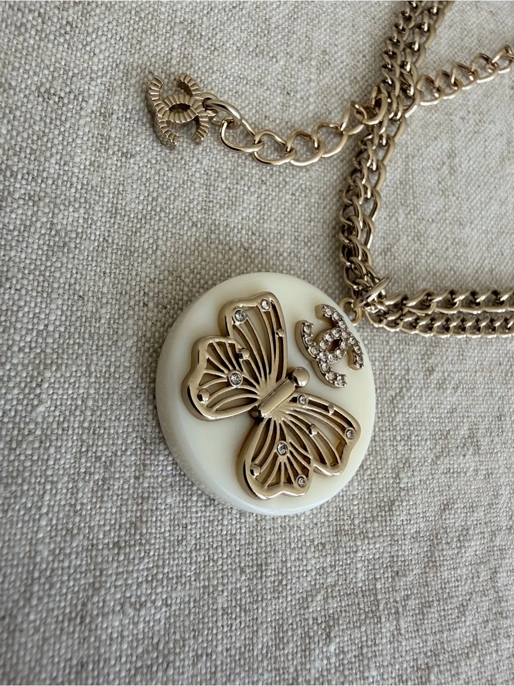 🤍CHANEL Gold-Tone Chain Necklace with Cream Disc & Butterfly✨